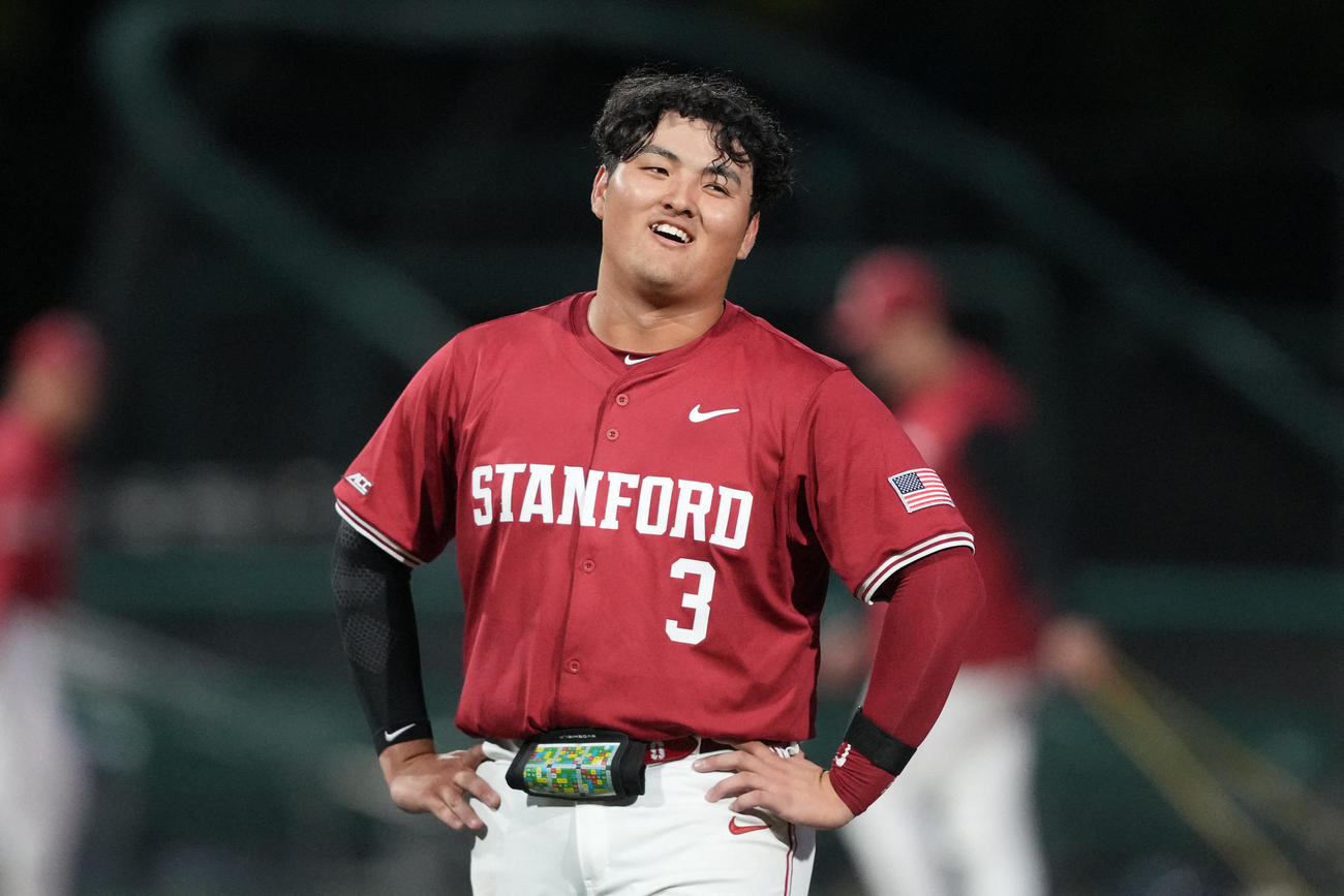 4回、右飛に倒れたスタンフォード大・佐々木麟太郎（ロイター）
