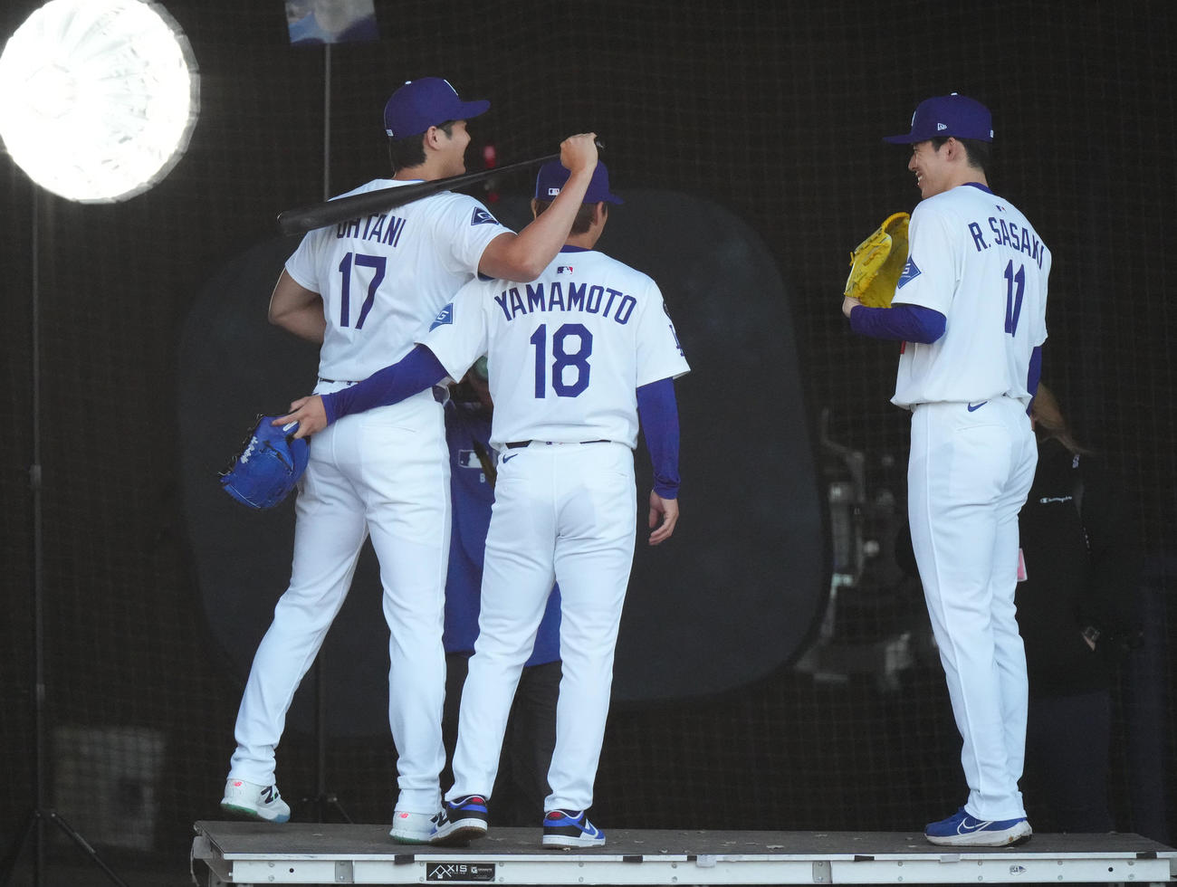 2月18日、フォトデーで写真に納まる、左からドジャース大谷、山本、佐々木