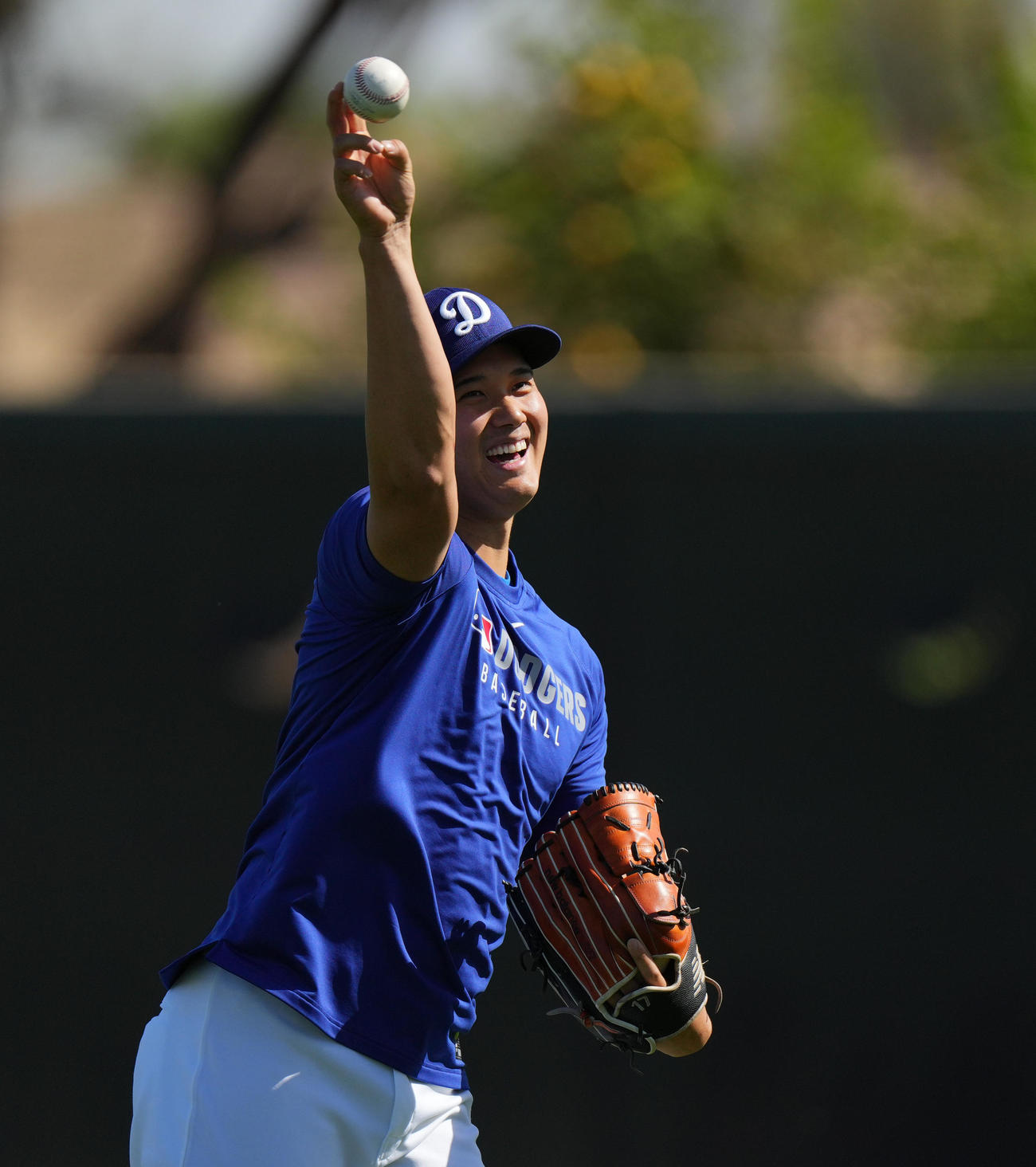 オープン戦・ドジャース対ホワイトソックス　試合前、キャッチボールをするドジャース大谷（撮影・菅敏）