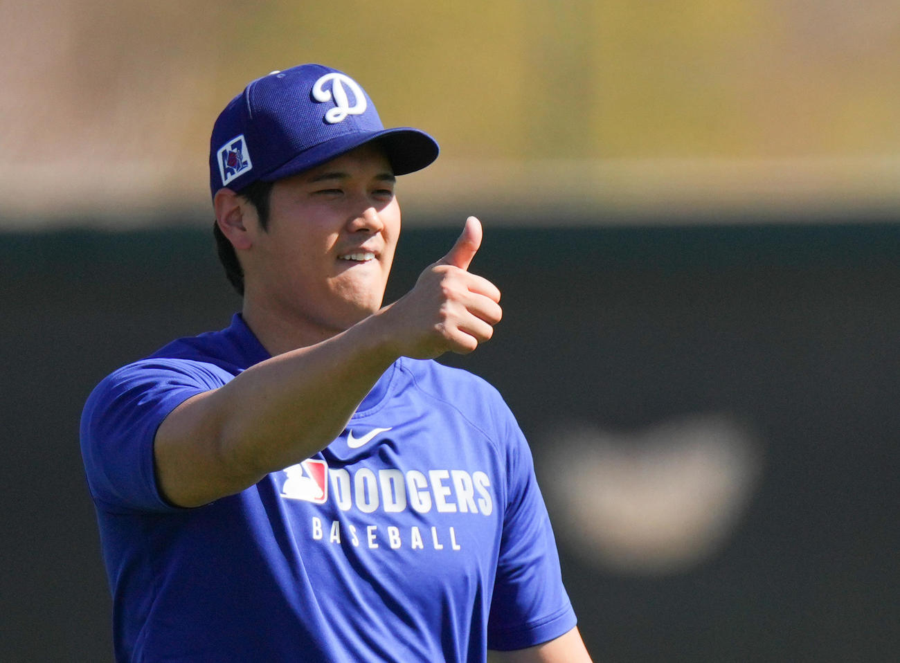 オープン戦・ドジャース対ホワイトソックス　試合前、キャッチボールを終え、サムズアップポーズをとるドジャース大谷（撮影・菅敏）