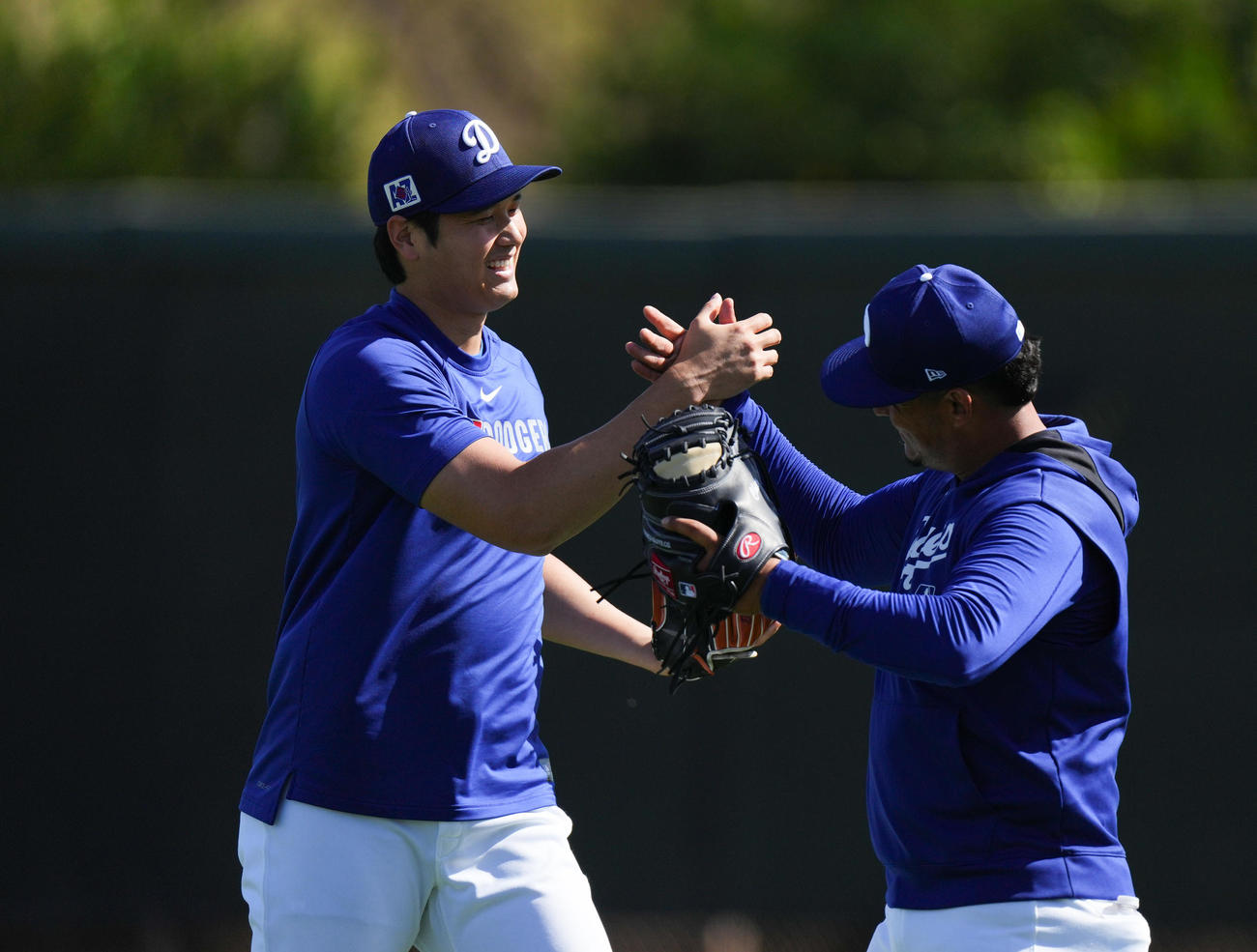 オープン戦・ドジャース対ホワイトソックス　試合前、キャッチボールを終えて、笑顔タッチをするドジャース大谷（左）（撮影・菅敏）