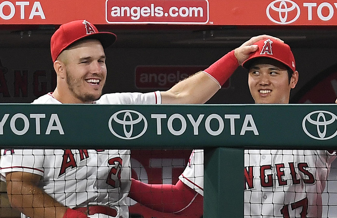 トラウト（左）に頭をなでられる大谷翔平（18年8月撮影）