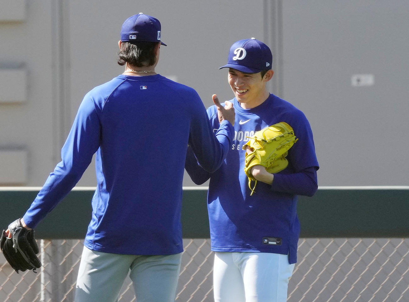 休日にキャンプ地を訪れ、練習をするドジャース佐々木（右）は、チームメートとタッチをする（撮影・菅敏）