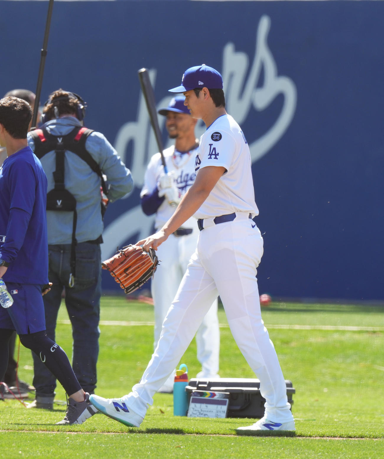 オープン戦・ドジャース対レッズ　試合前、撮影会に臨むドジャース大谷。後方はベッツ＝2025年3月4日