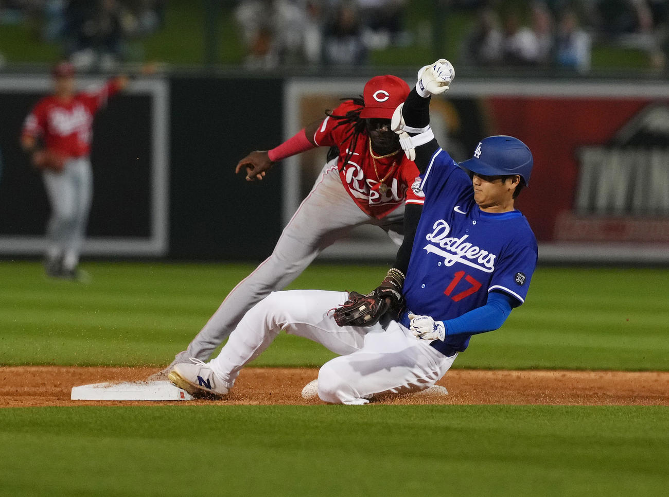 オープン戦・ドジャース対レッズ　3回裏ドジャース1死、右翼線に安打を放ち、二塁を狙うもアウトとなる大谷。左はデラクルス（撮影・菅敏）