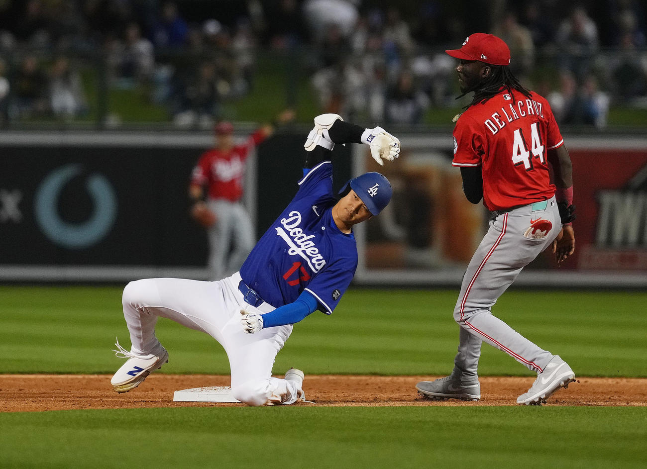 オープン戦・ドジャース対レッズ　3回裏ドジャース1死、右翼線に安打を放ち、二塁を狙うもアウトとなる大谷。左はデラクルス（撮影・菅敏）