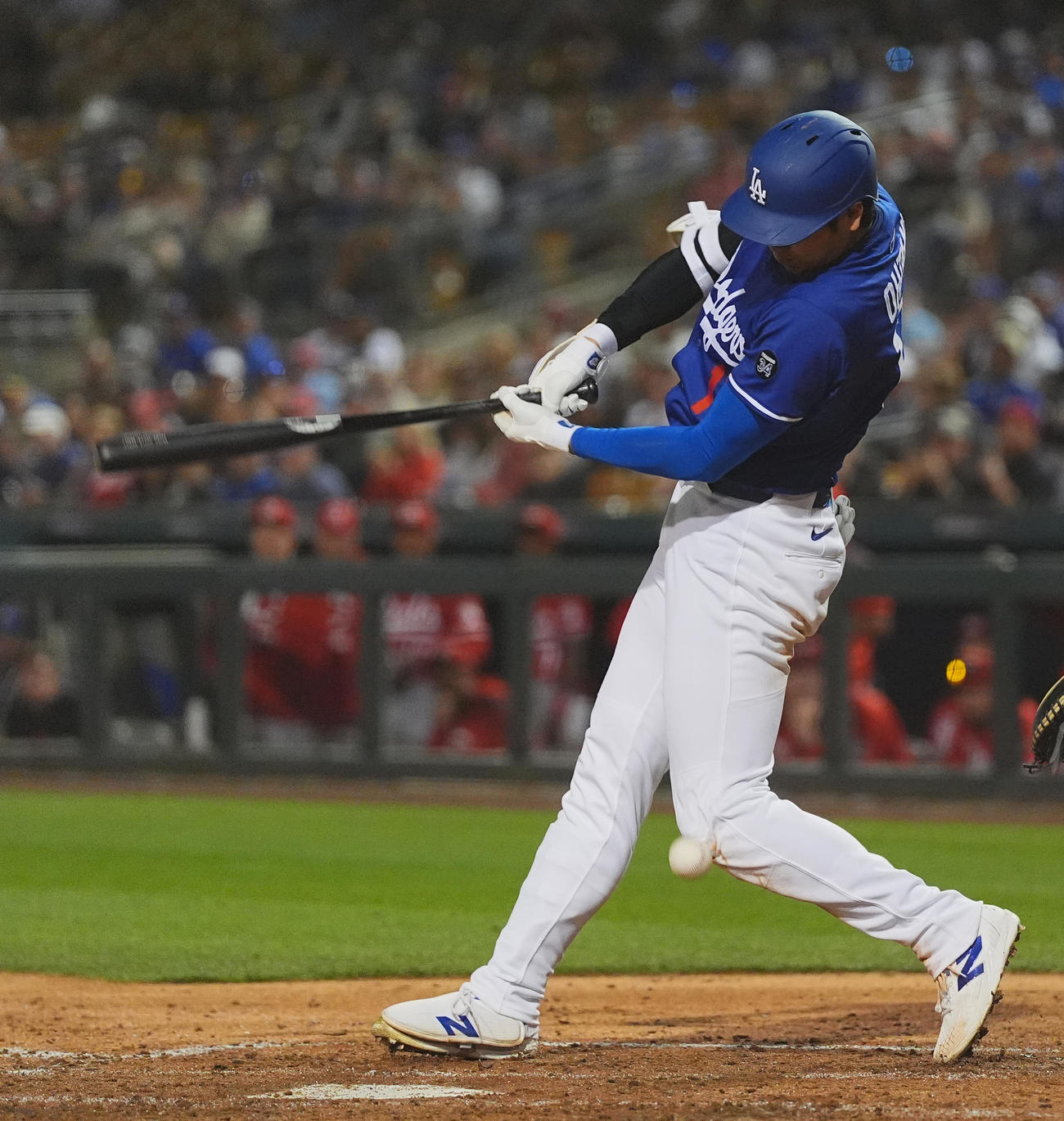 オープン戦・ドジャース対レッズ　5回裏ドジャース1死、自打球を左足に受ける大谷（撮影・菅敏）