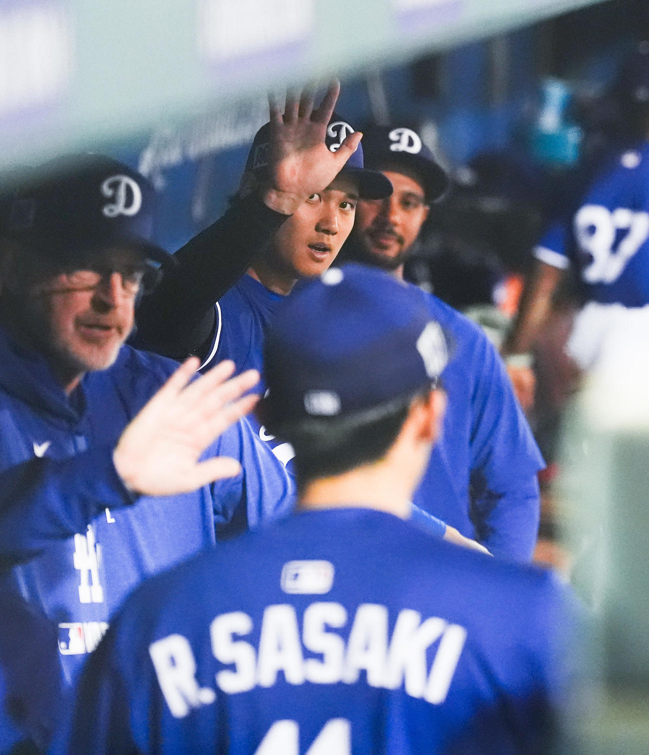 オープン戦・ドジャース対レッズ　レッズとのオープン戦に登板し、2イニングを投げ終えた佐々木（手前）をタッチで迎えるドジャース大谷（撮影・菅敏）