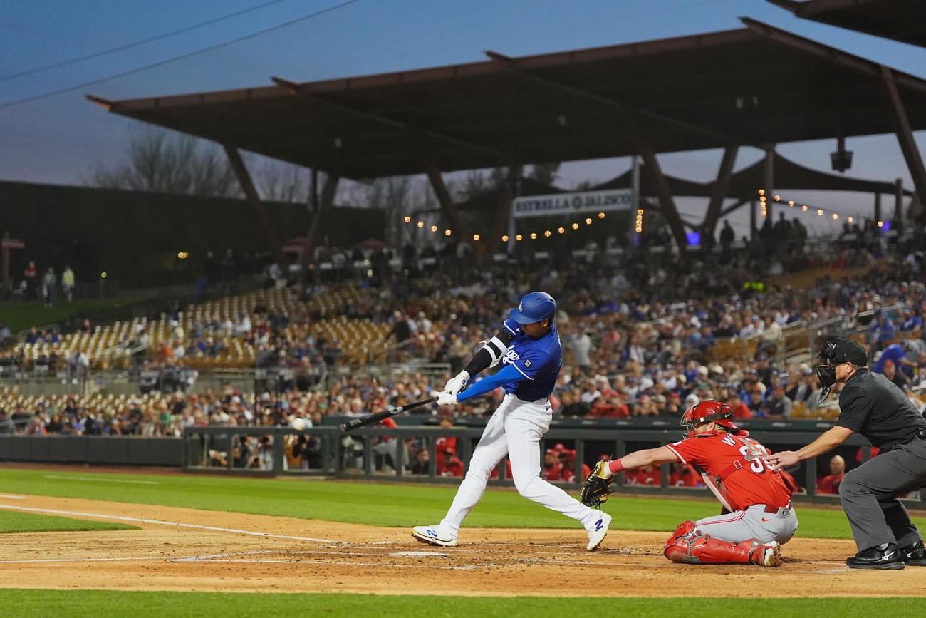 オープン戦・ドジャース対レッズ　3回裏ドジャース1死、右翼線に安打を放つ大谷（撮影・菅敏）