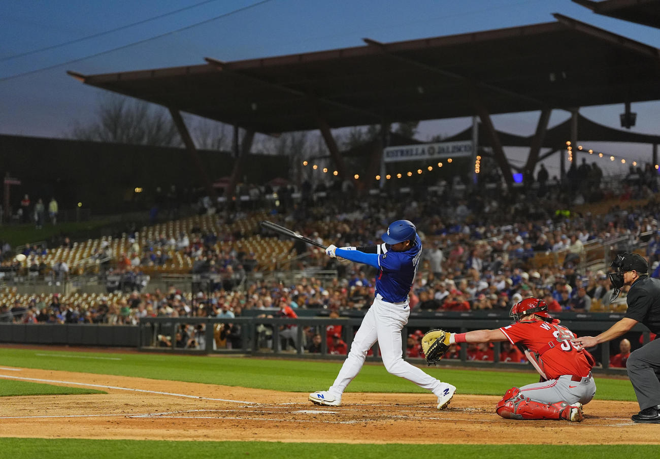 オープン戦・ドジャース対レッズ　3回裏ドジャース1死、右翼線に安打を放つ大谷（撮影・菅敏）