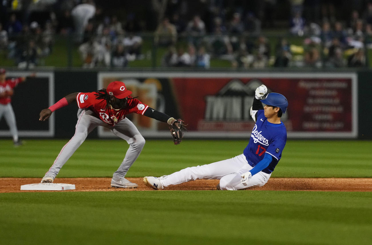 オープン戦・ドジャース対レッズ　3回裏ドジャース1死、右翼線に安打を放ち、二塁を狙うもアウトとなる大谷。左はデラクルス（撮影・菅敏）