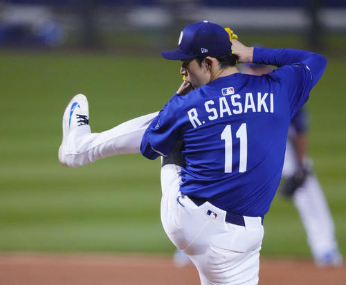 レッズとのオープン戦に初登板し、力投するドジャース佐々木(撮影・菅敏)