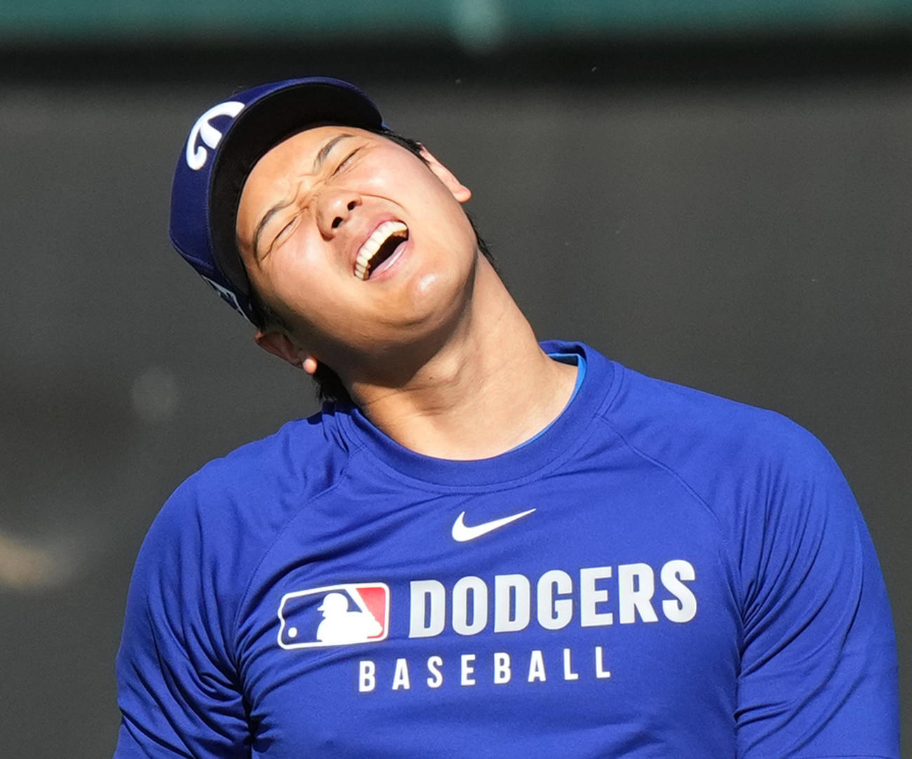 オープン戦・ドジャース対レッズ　試合前、首を気にしながらキャッチボールをするドジャース大谷（撮影・菅敏）