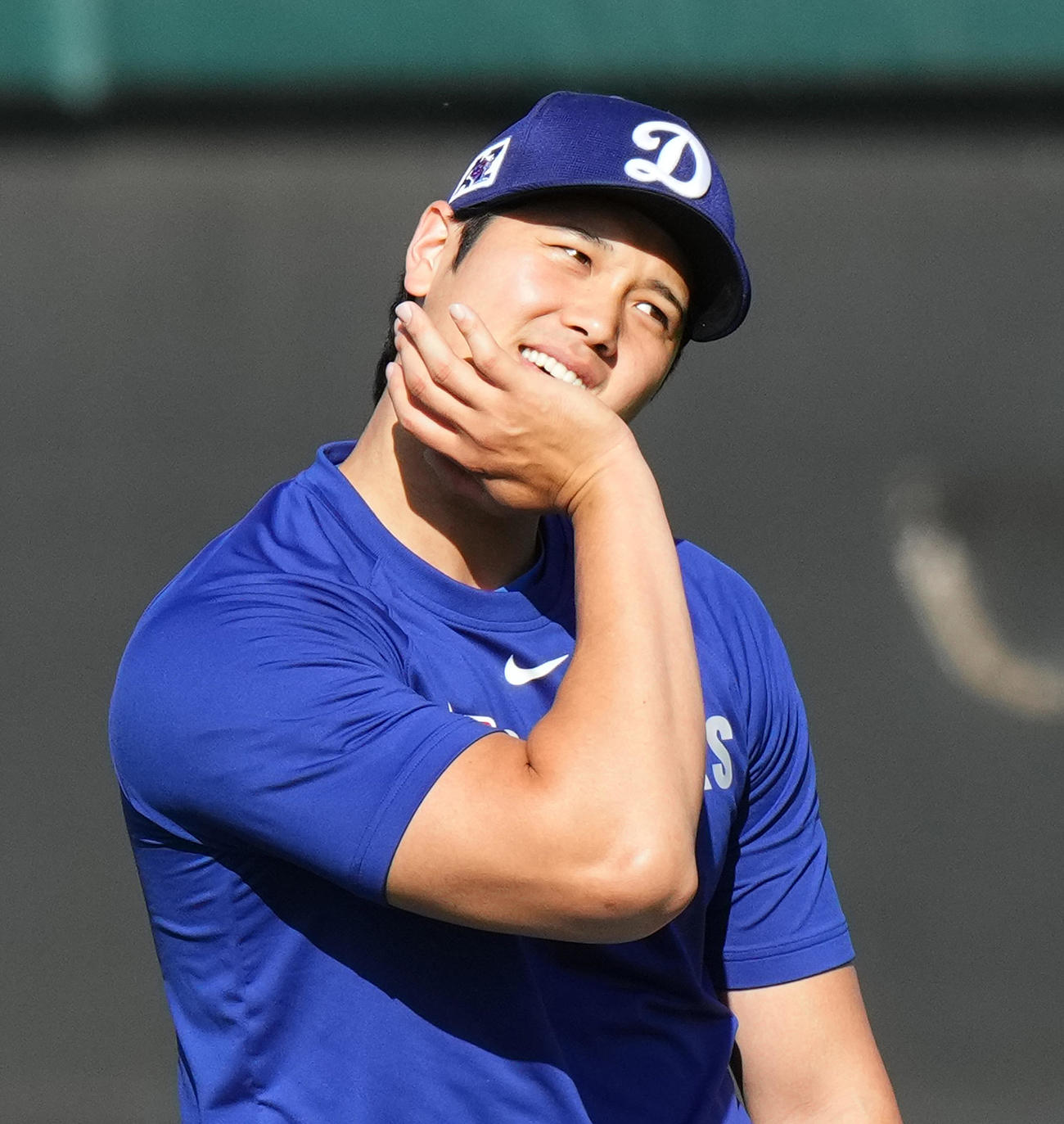 オープン戦・ドジャース対レッズ　試合前、首を気にしながらキャッチボールをするドジャース大谷（撮影・菅敏）
