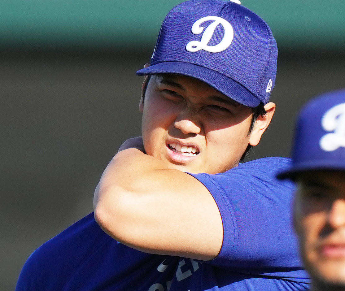 オープン戦・ドジャース対レッズ　試合前、首を気にしながらキャッチボールをするドジャース大谷（撮影・菅敏）