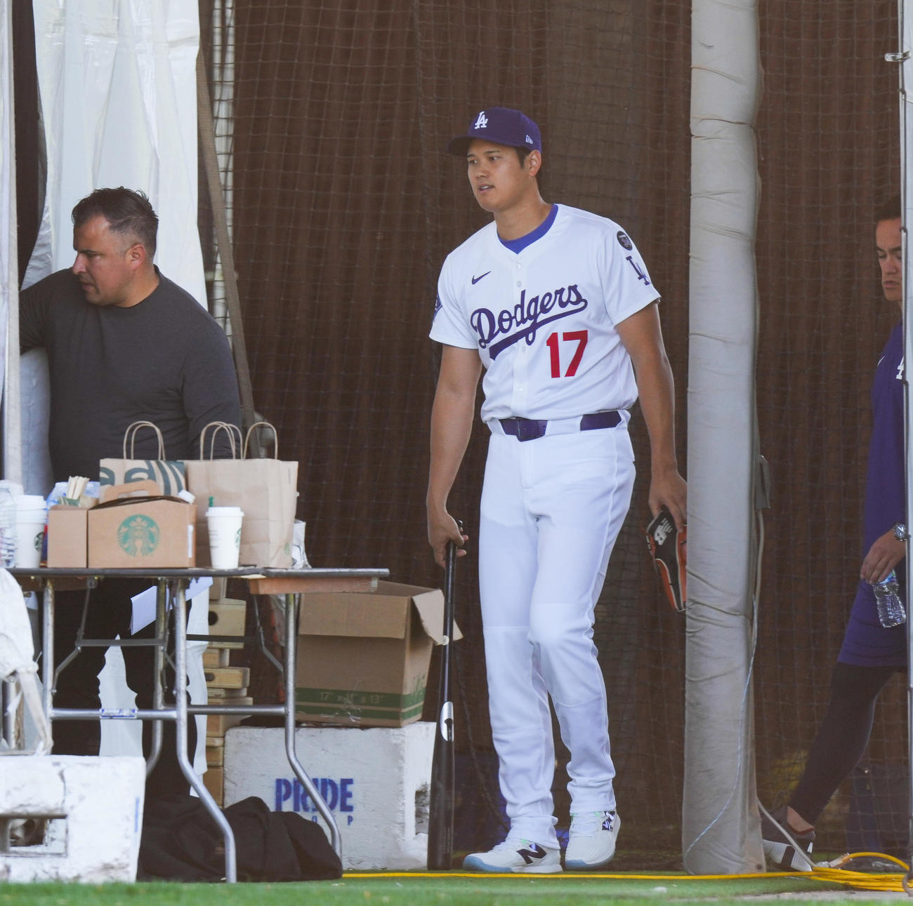オープン戦・ドジャース対レッズ　試合前、撮影会に臨むドジャース大谷（撮影・菅敏）