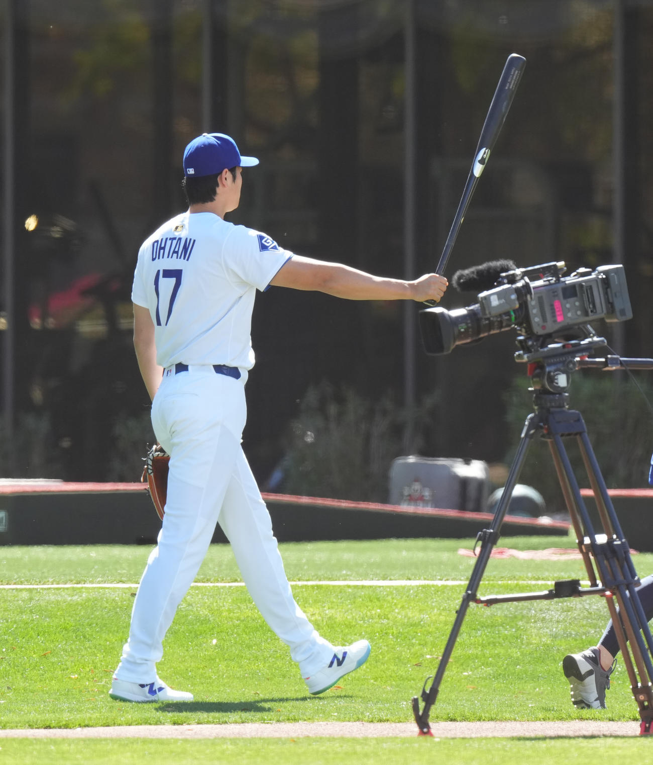 オープン戦・ドジャース対レッズ　試合前、撮影を終え、施設を移動するドジャース大谷（撮影・菅敏）