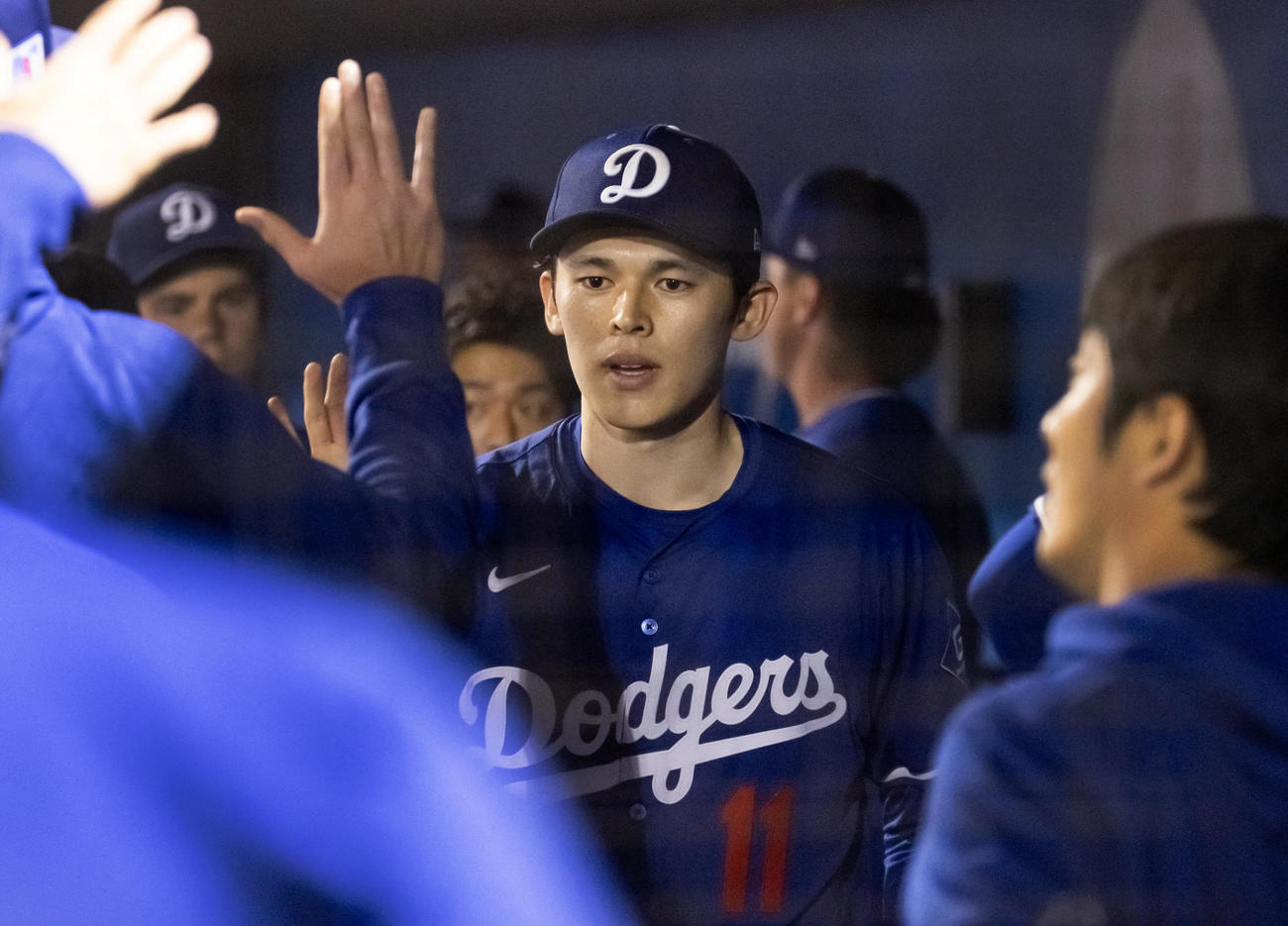 オープン戦・ドジャース対レッズ　レッズとのオープン戦に登板したドジャース佐々木朗希はベンチでチームメートとハイタッチ（ロイター）
