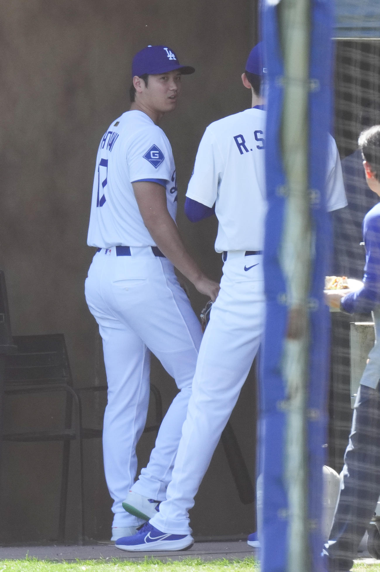 オープン戦・ドジャース対レッズ　試合前、撮影を終え、佐々木（右）と話すドジャース大谷（撮影・菅敏）