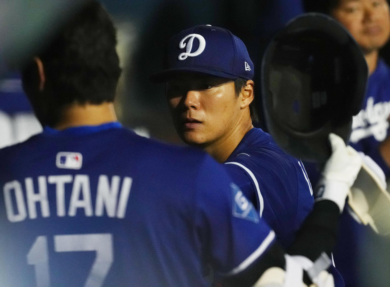 オープン戦・ドジャース対レッズ　3回裏ドジャース1死、右翼線に安打を放ち二塁を狙うもアウトとなる大谷は、山本（後方）に迎えられる（撮影・菅敏）