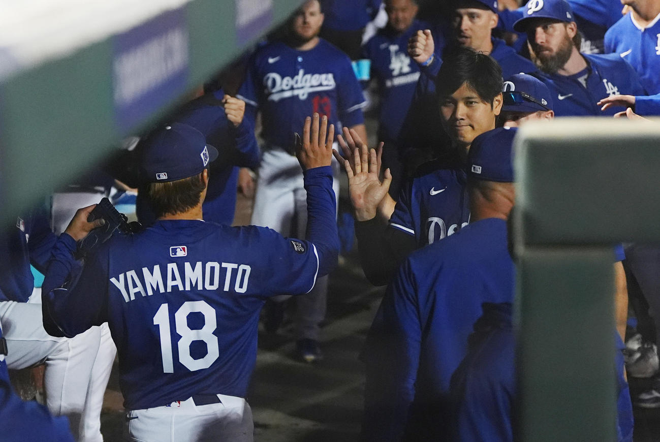 オープン戦・ドジャース対レッズ　4回を投げ終えた山本（手前）をタッチで迎えるドジャース大谷（中央右）（撮影・菅敏）