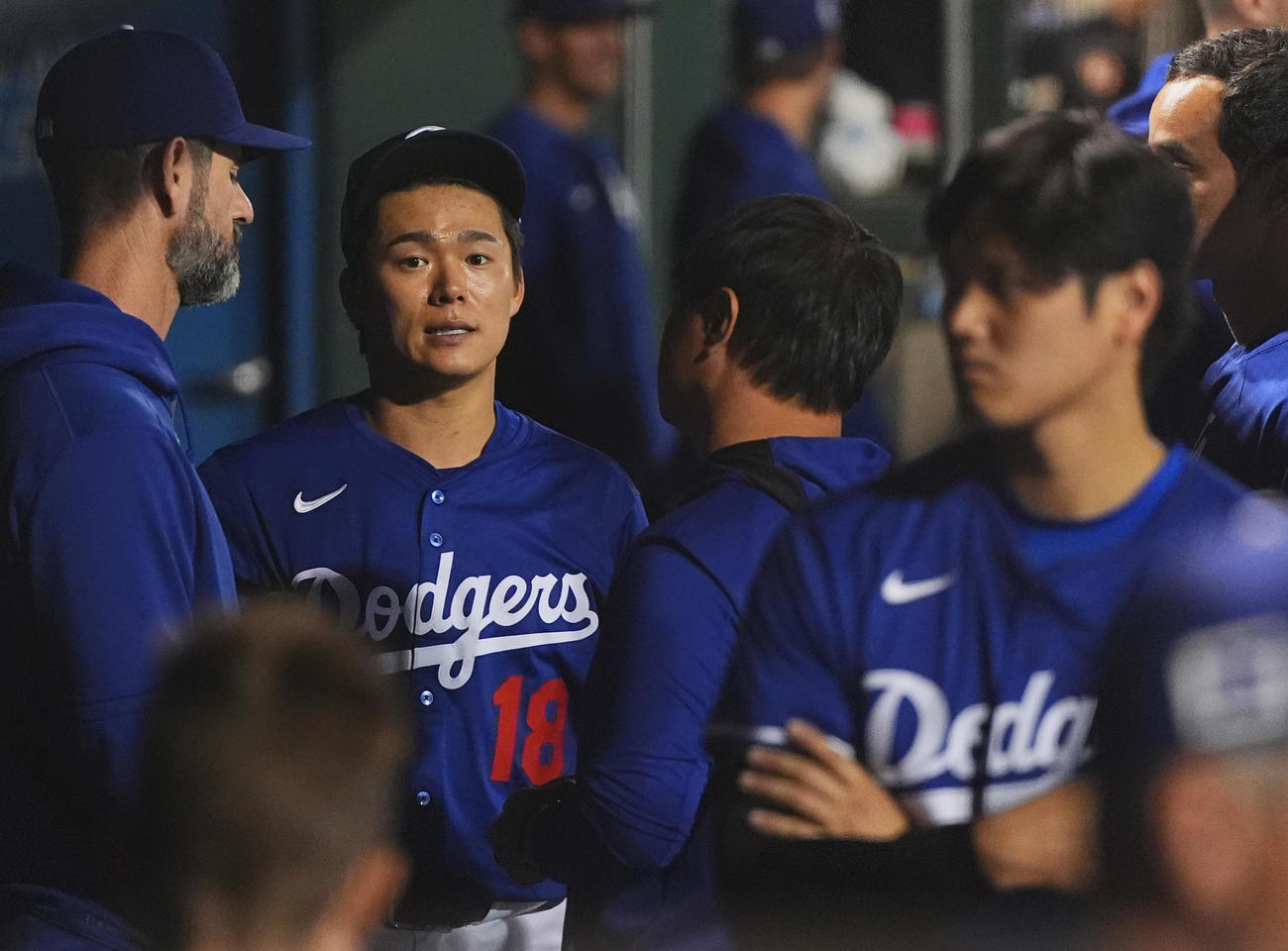オープン戦・ドジャース対レッズ　4回を投げ終え、マーク・プライアー投手コーチ（左）と話す山本。手前右は大谷（撮影・菅敏）
