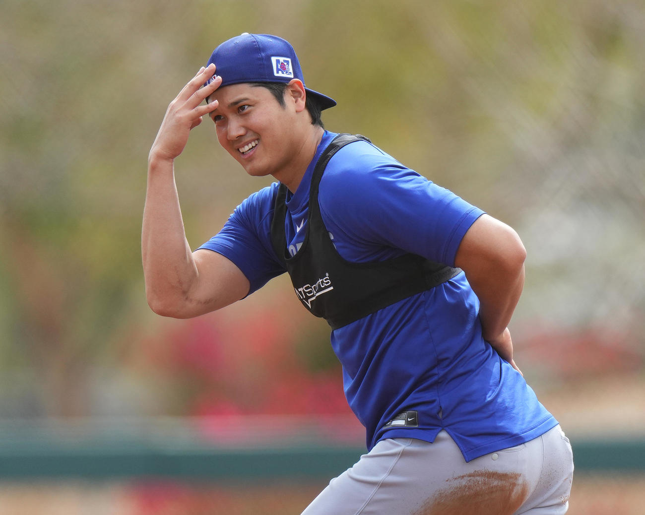 スライディング練習中にポーズをとるドジャース大谷（撮影・菅敏）