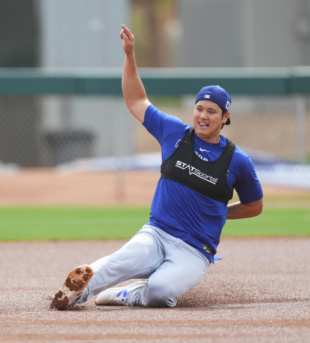 スライディングの練習をするドジャース大谷（撮影・菅敏）