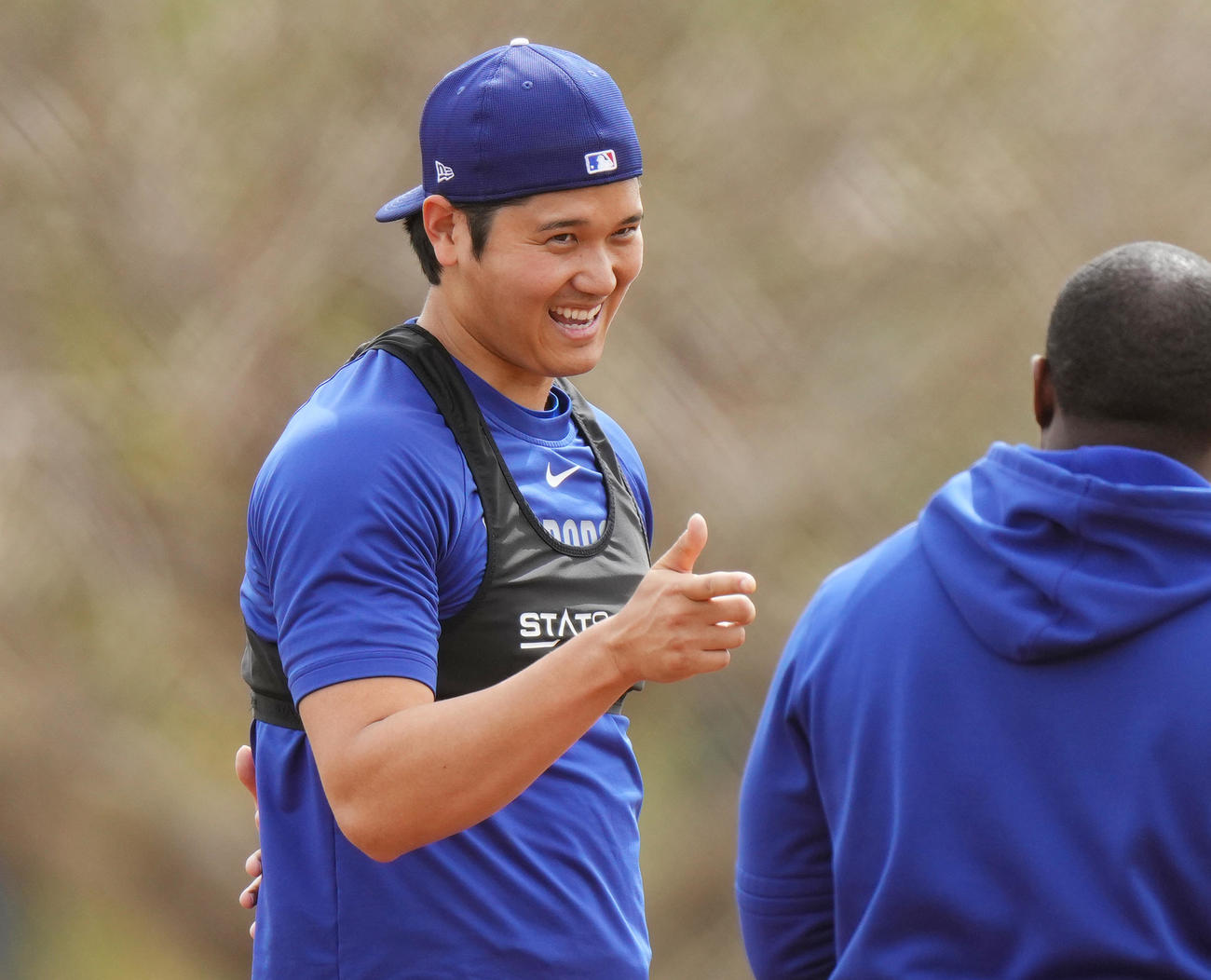 スライディング練習の合間にポーズをとるドジャース大谷（撮影・菅敏）