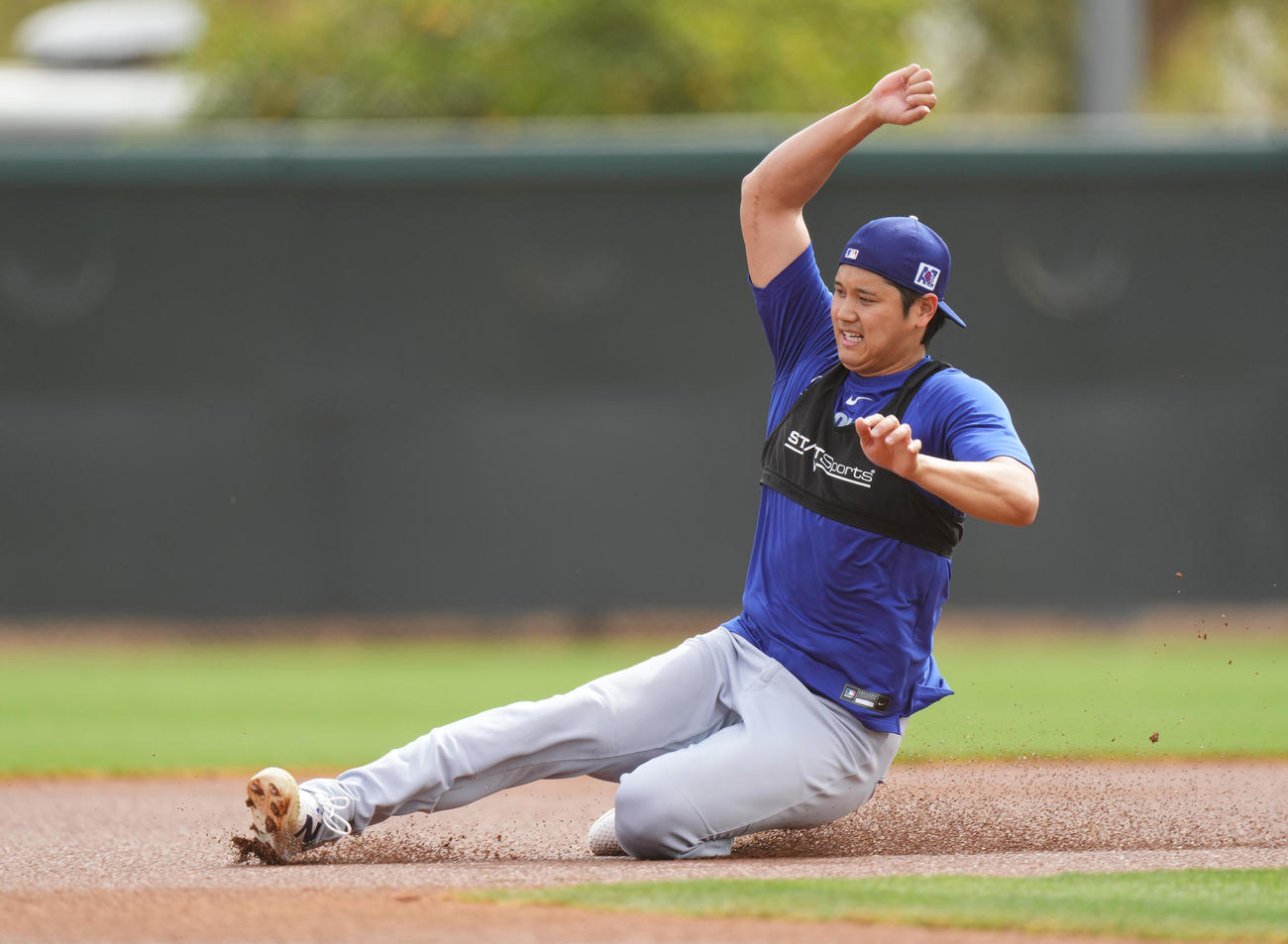 スライディングの練習をするドジャース大谷（撮影・菅敏）