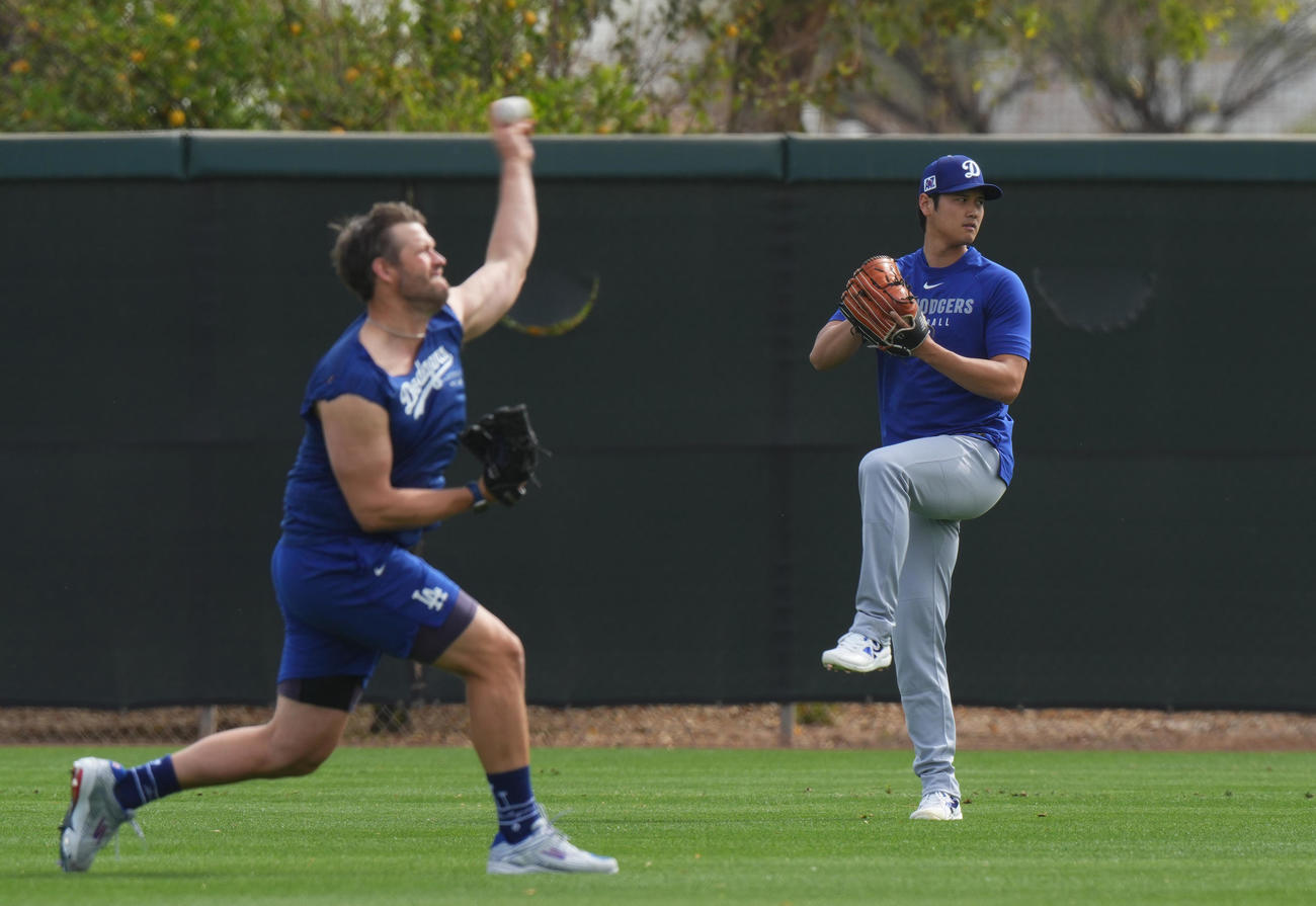 カーショー（手前）と並んでキャッチボールをするドジャース大谷（撮影・菅敏）