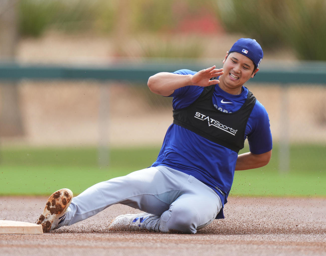 スライディングの練習をするドジャース大谷（撮影・菅敏）