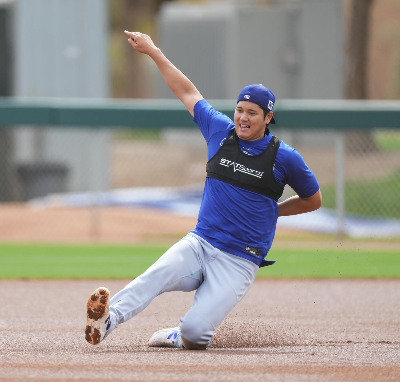 スライディングの練習をするドジャース大谷（撮影・菅敏）