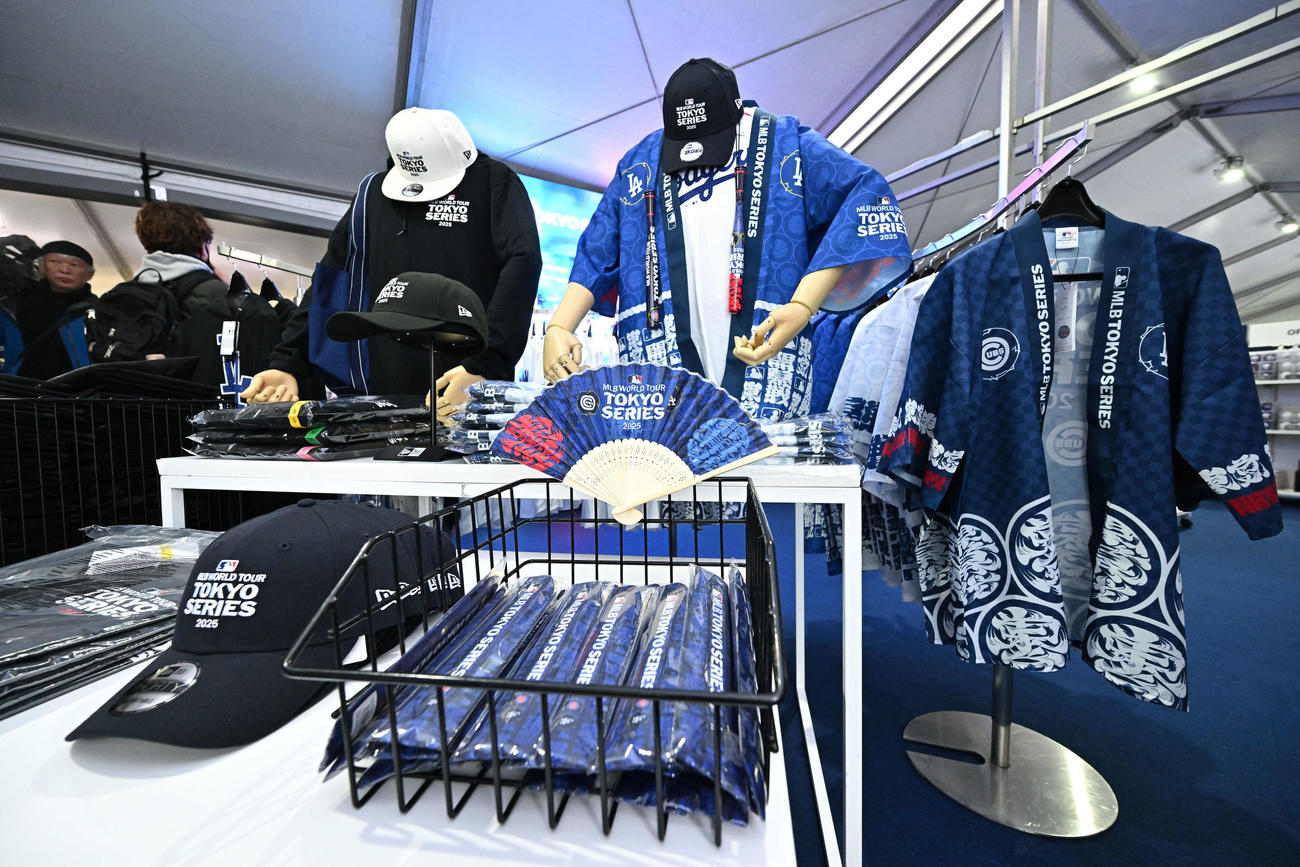扇子やはっぴなど限定グッズ（撮影・滝沢徹郎）