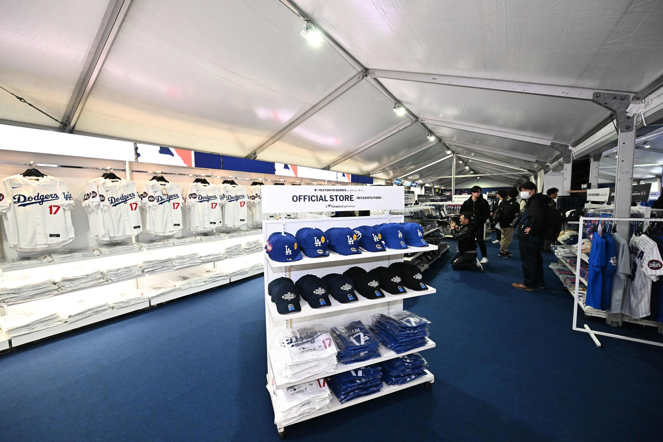 MLB TOKYO SERIES OFFICIAL STORE MIYASHIYTA PARKの店内（撮影・滝沢徹郎）