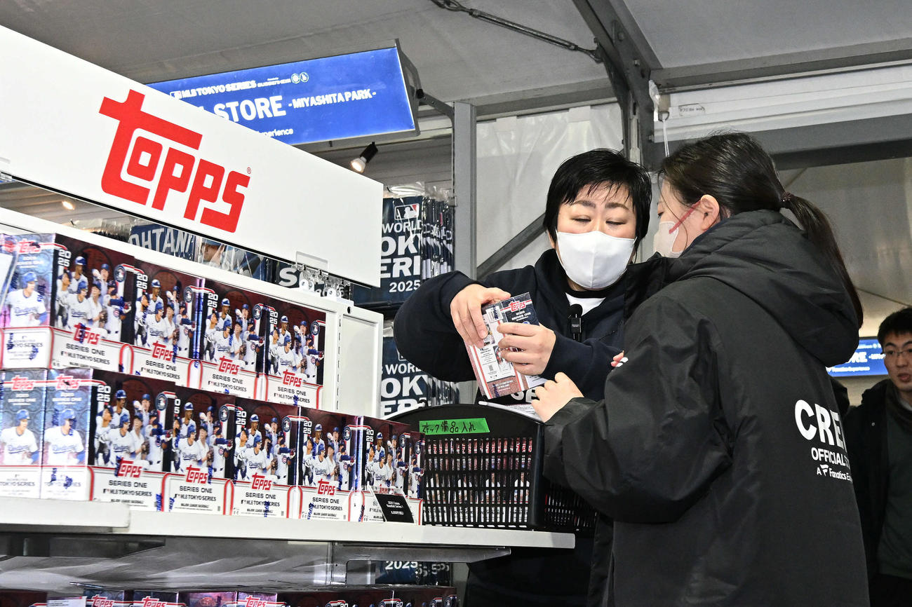 飛ぶように売れるカードを補充するスタッフ（撮影・滝沢徹郎）