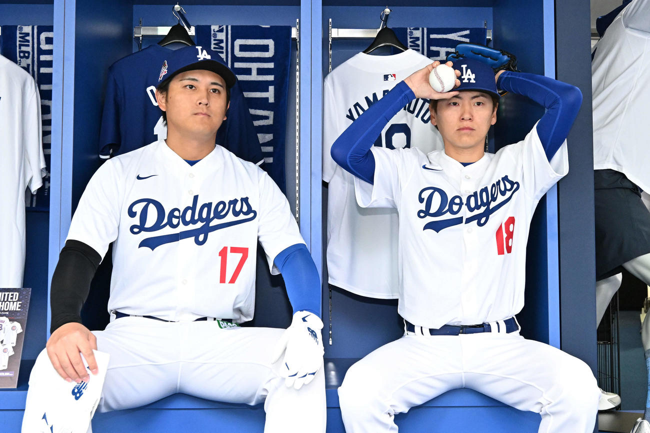 店内に展示されたドジャースのロッカーでポーズを決める大谷似翔平（左）と山本申伸（撮影・滝沢徹郎）