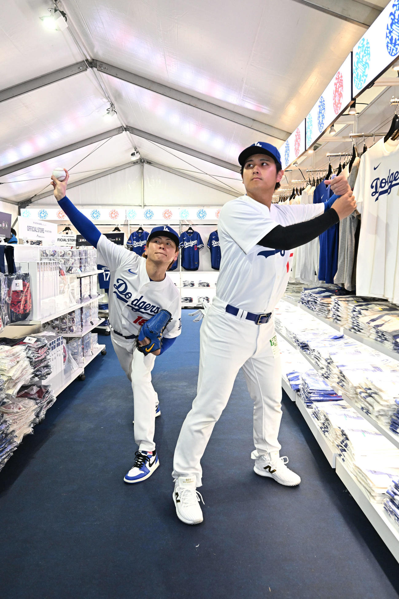 店内でポーズを決める山本申伸（左）と大谷似翔平（撮影・滝沢徹郎）