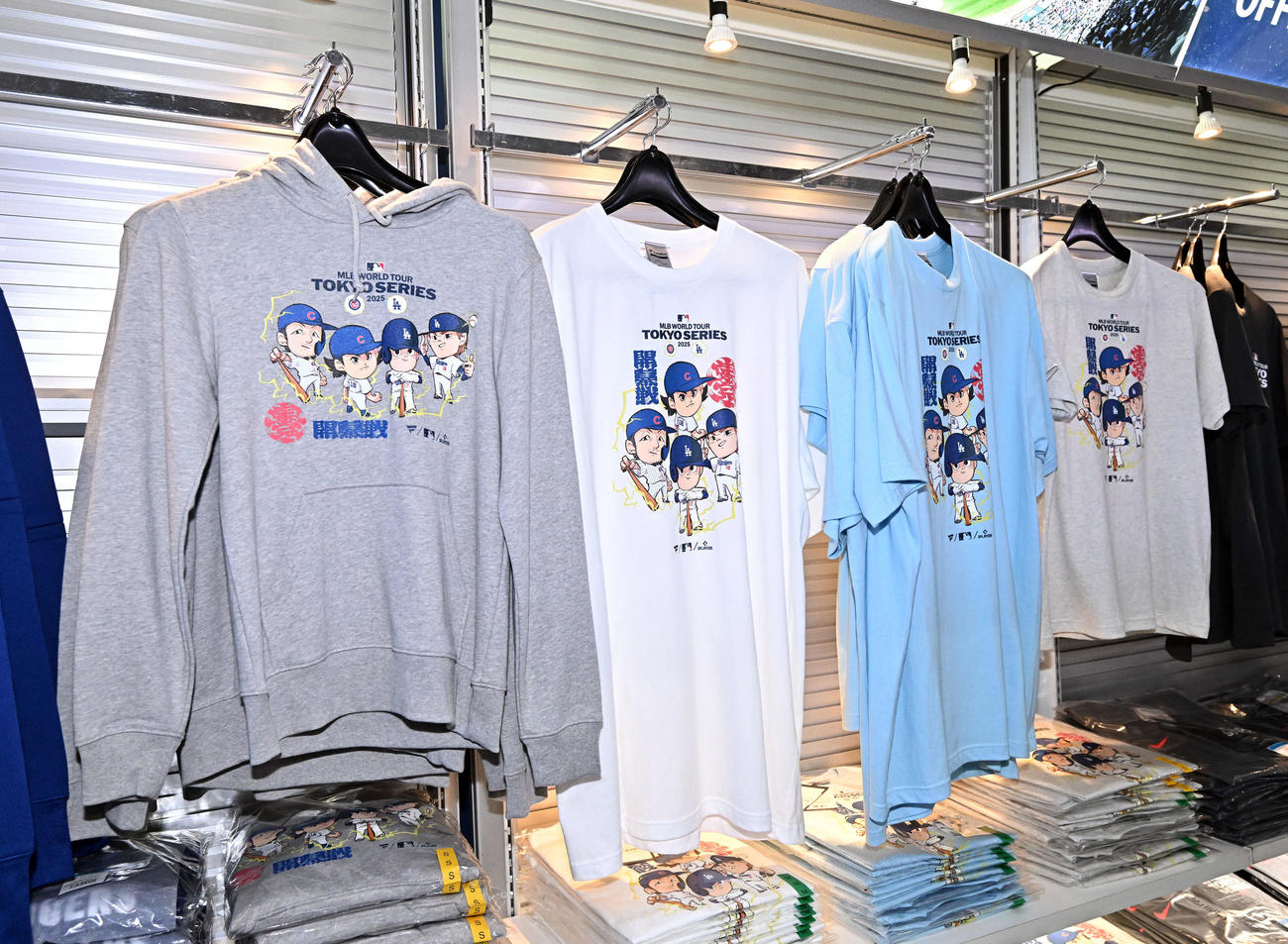 店内で販売されているグッズ（撮影・滝沢徹郎）