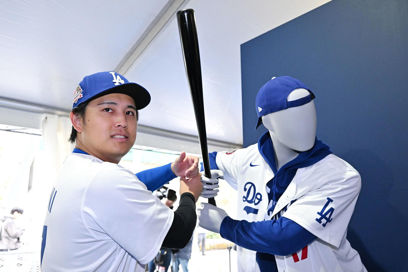 ポーズを決める大谷似翔平（撮影・滝沢徹郎）