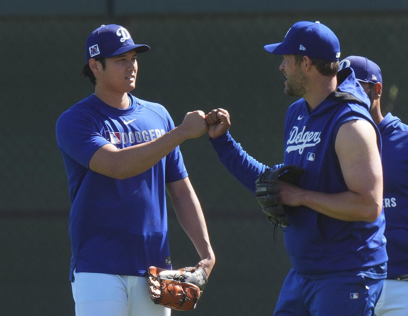 オープン戦・ドジャース対レンジャース　試合前、キャッチボールを終え、カーショー（右）とタッチをするドジャース大谷（撮影・菅敏）