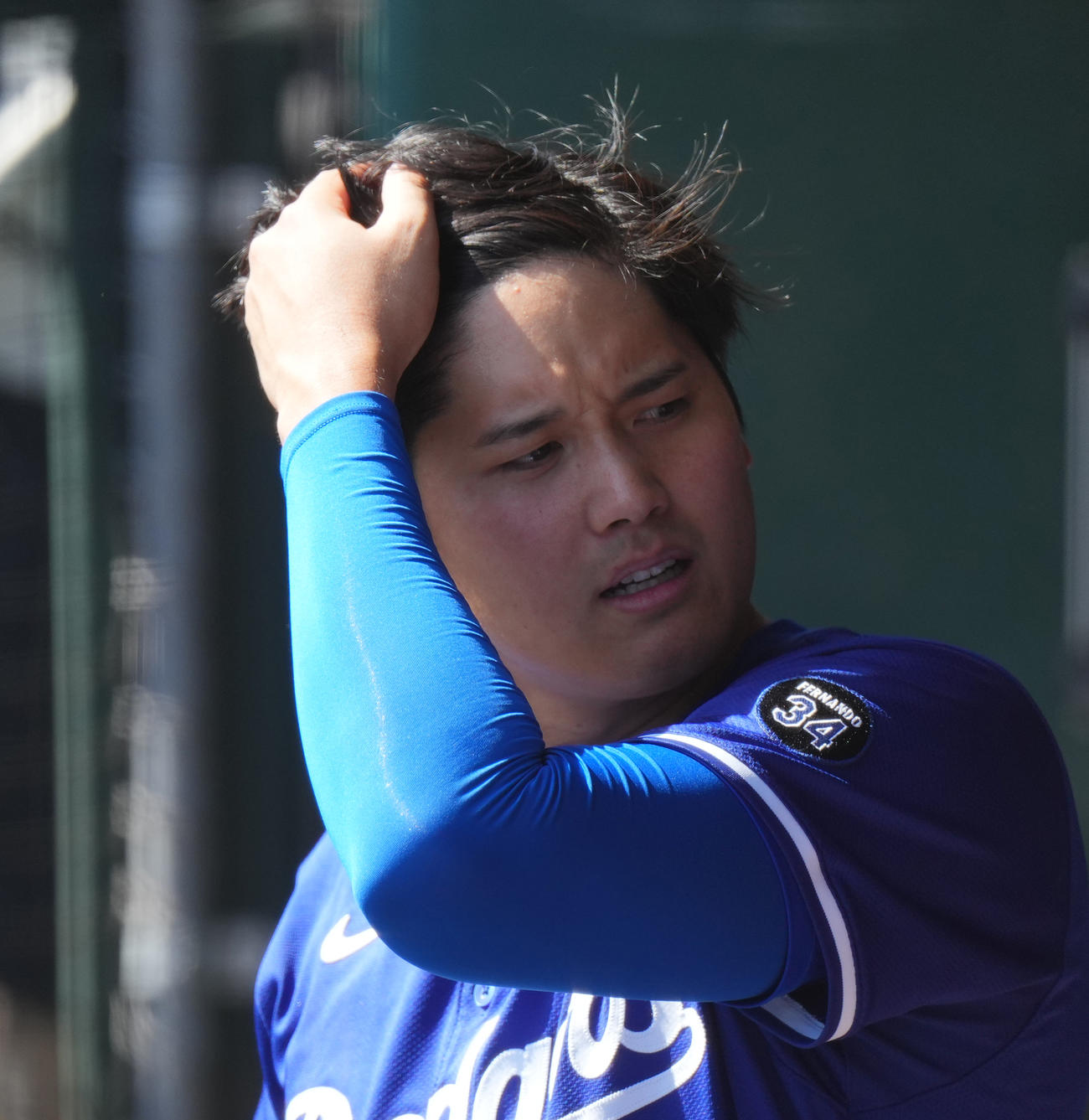 オープン戦・ドジャース対レンジャーズ　試合中、ベンチで髪をかき上げるドジャース大谷（撮影・菅敏）