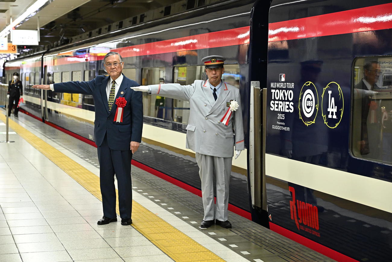 MLBカラーにラッピングされた列車の前で出発式に臨むマッシー村上氏（左）と東武浅草駅長堀江通永さん（撮影・滝沢徹郎）