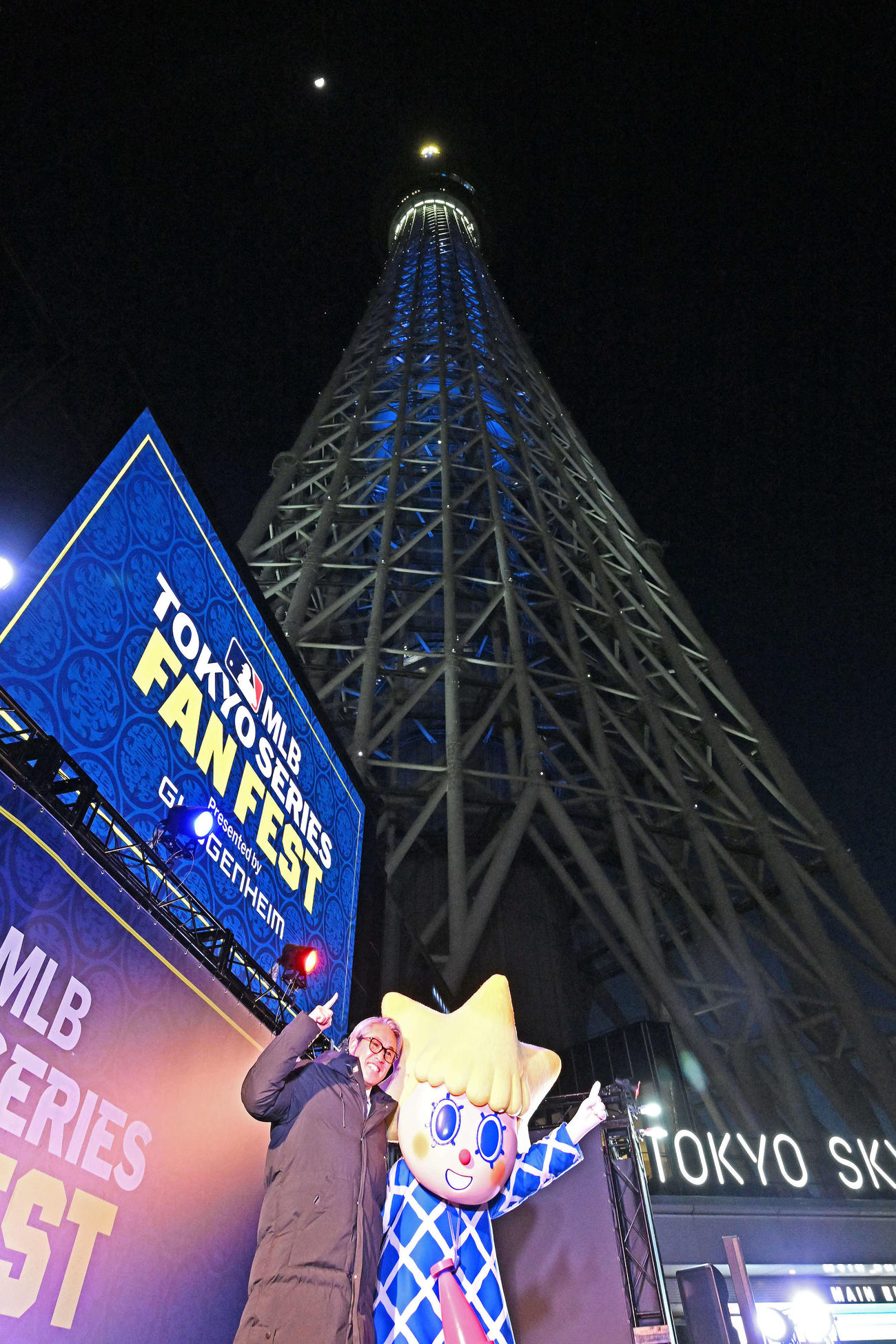 特別ライティングされた東京スカイツリー。手前は五十嵐氏（左）とソラカラちゃん（撮影・滝沢徹郎）