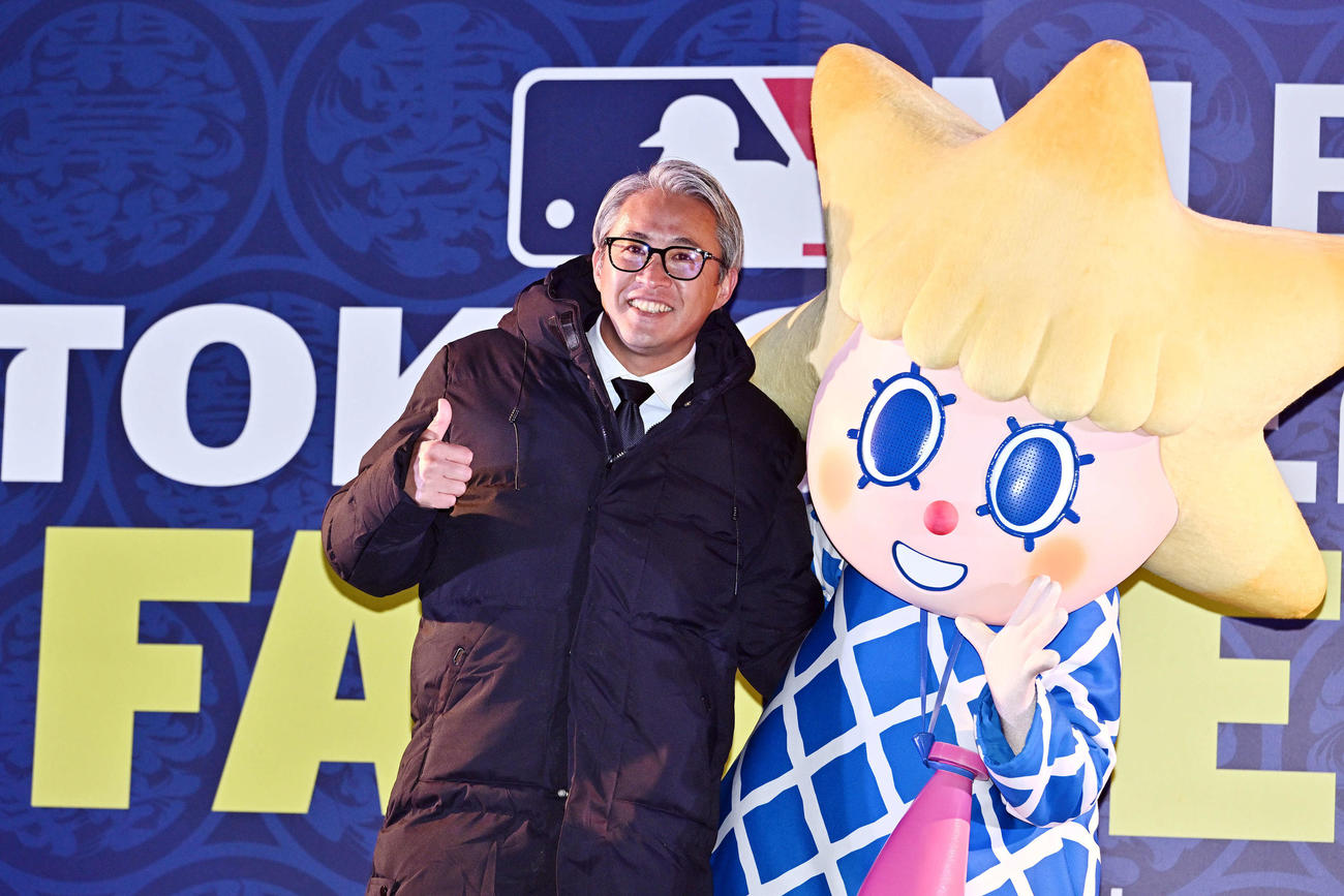 東京スカイツリー特別ライティング点灯式で記念撮影する五十嵐氏（左）とソラカラちゃん（撮影・滝沢徹郎）