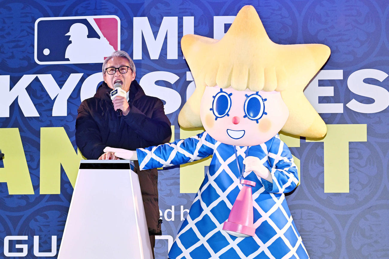 東京スカイツリー特別ライティング点灯式でスイッチを押す五十嵐氏（左）とソラカラちゃん（撮影・滝沢徹郎）