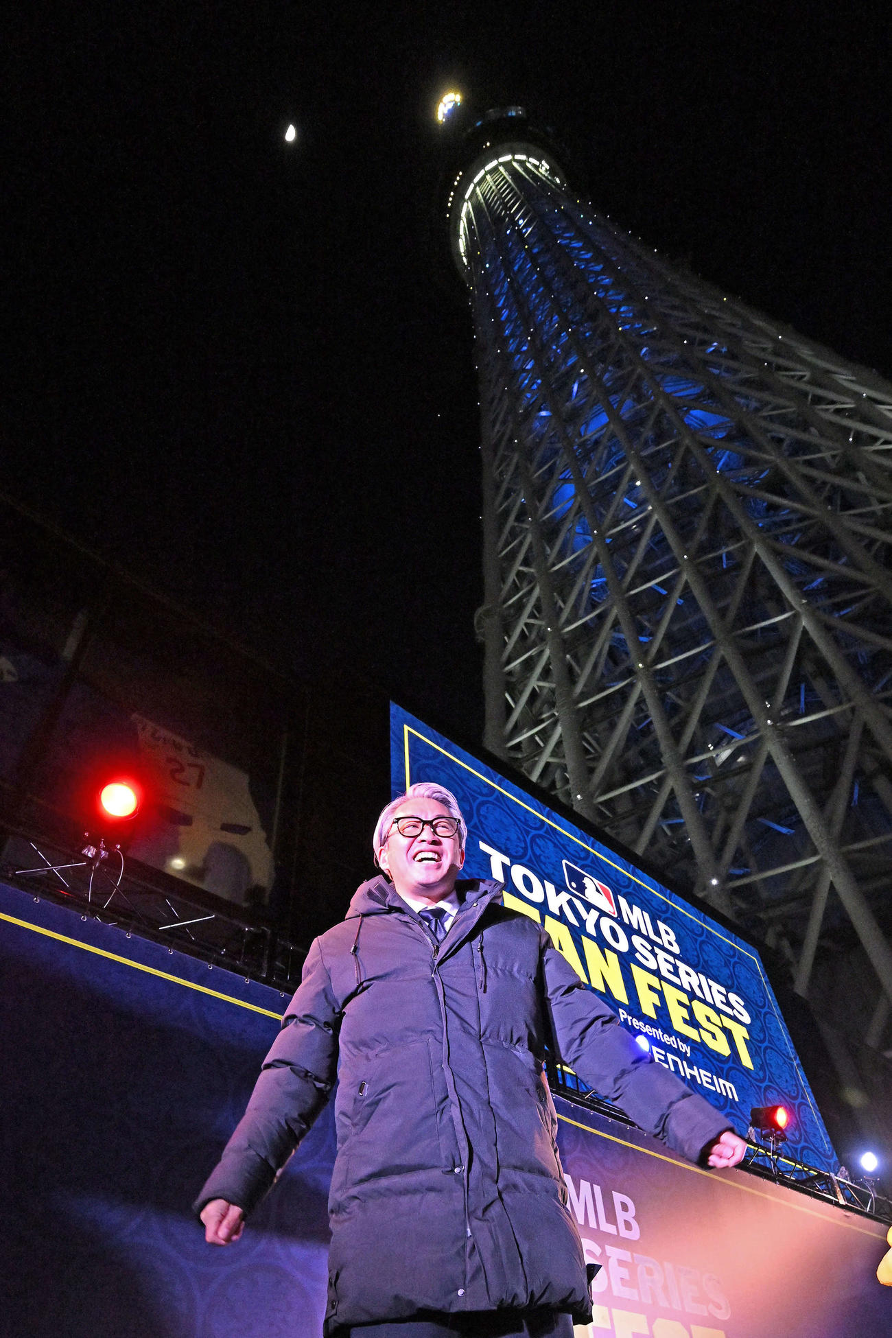 特別ライティングされた東京スカイツリーを背に笑顔の五十嵐氏（撮影・滝沢徹郎）