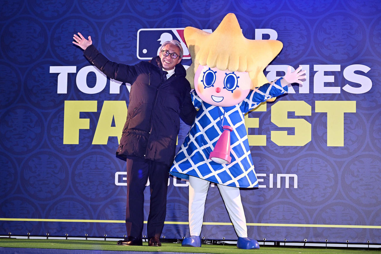 東京スカイツリー特別ライティング点灯式で記念撮影する五十嵐氏（左）とソラカラちゃん（撮影・滝沢徹郎）