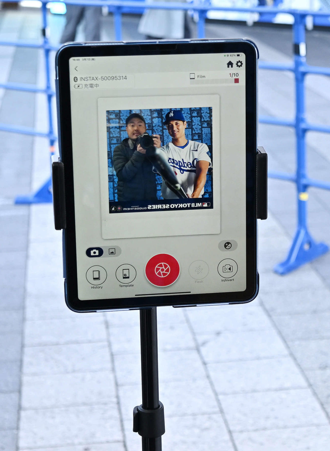 フォトブースでは選手入りのフレームで写真撮影ができ、その場で受け取ることができる（撮影・滝沢徹郎）