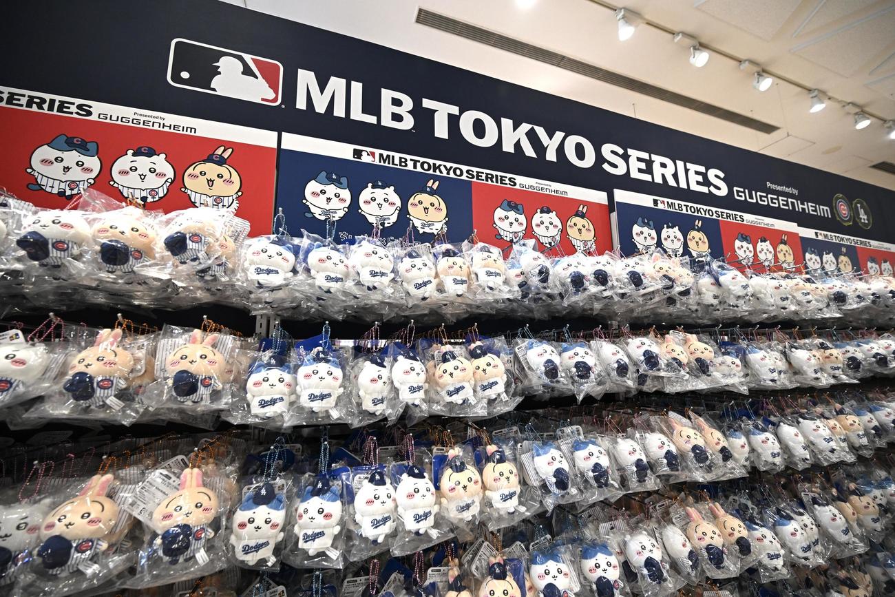 オフィシャルストアで売られている、ちいかわとコラボした商品（撮影・滝沢徹郎）